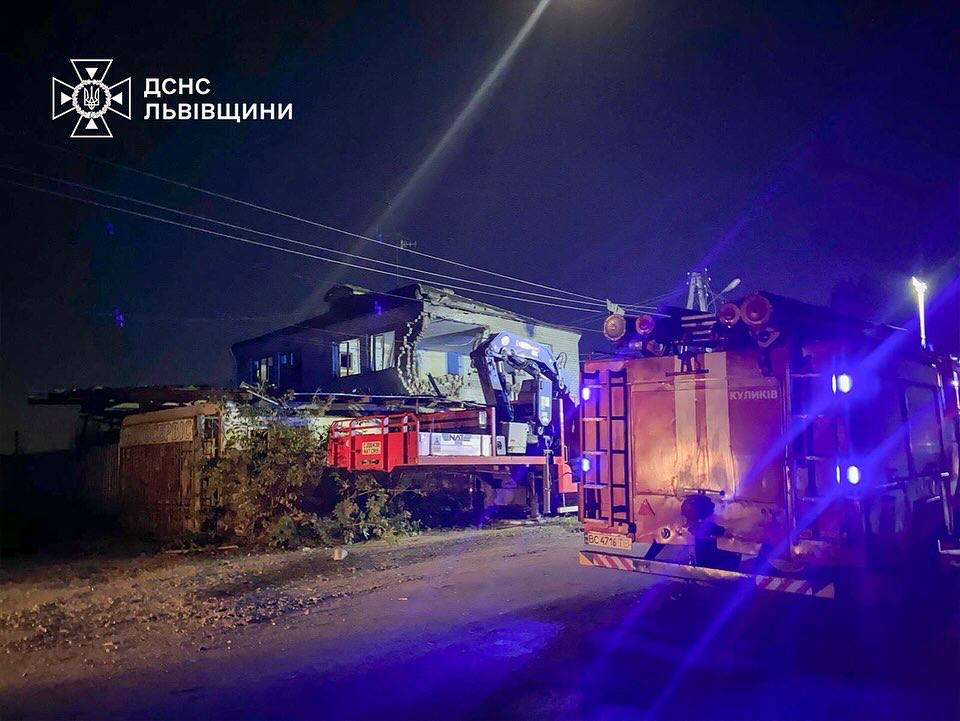 На Львівщині після падіння уламків загорілася господарська будівля