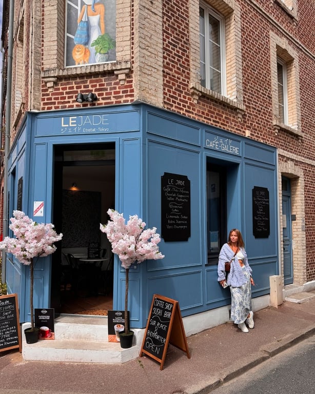 Анна Кошмал прогулюється Францією