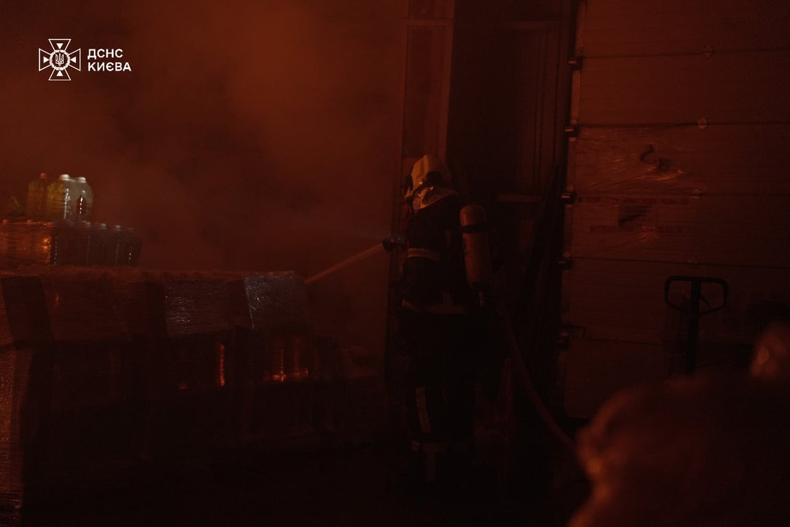 Рятувальники працюють на місці обстрілу у Києві 12 квітня