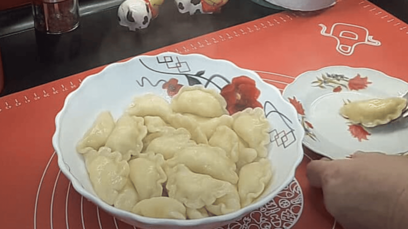 простий рецепт смачних вареників з сирною начинкою