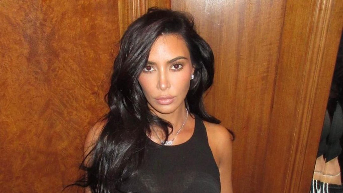 Годы химического воздействия - Ким Кардашьян шокировала настоящим видом своих волос
