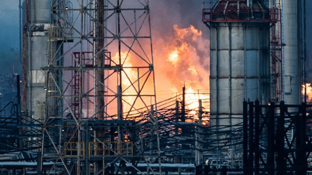 США призвали Украину прекратить "наглые атаки" по нефтяным заводам РФ - 285x160