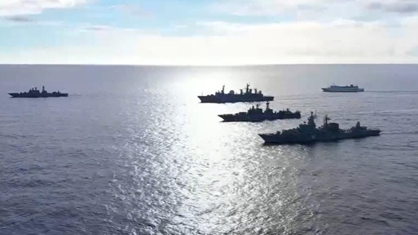 У штормовому Чорному морі залишається велика кількість російських кораблів