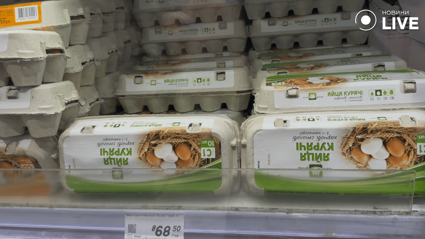 Яйця на прилавках магазину