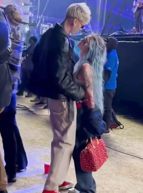 Меган Фокс в объятиях бывшего жениха