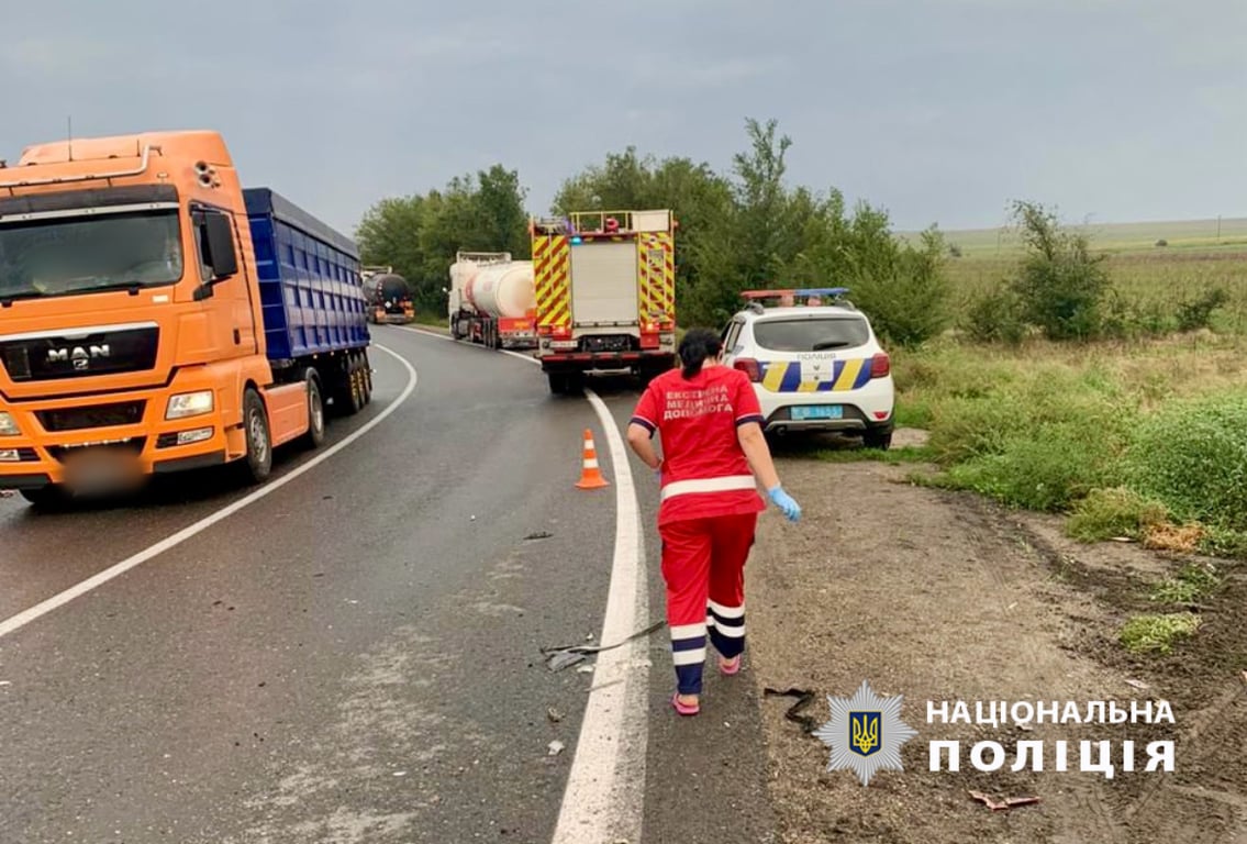 Смертельна аварія на трасі Одеса-Рені — загинула пасажирка легковика, водії у лікарні - фото 1