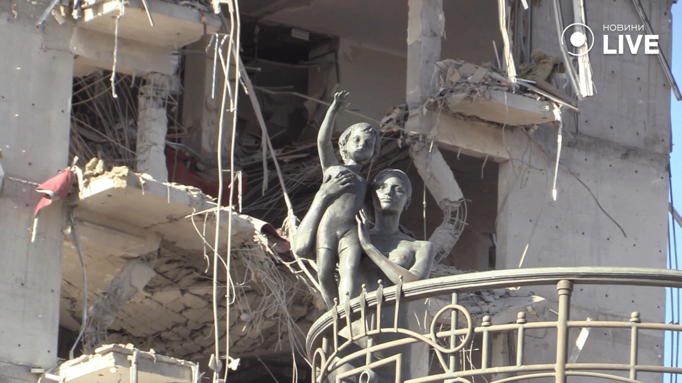 Дружина моряка з дитиною на руках