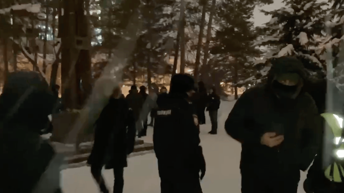 Акція вшанування пам’яті Навального в Росії — силовики затримують учасників протесту