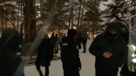 Акция чествования памяти Навального в России — силовики задерживают протестующих - 285x160