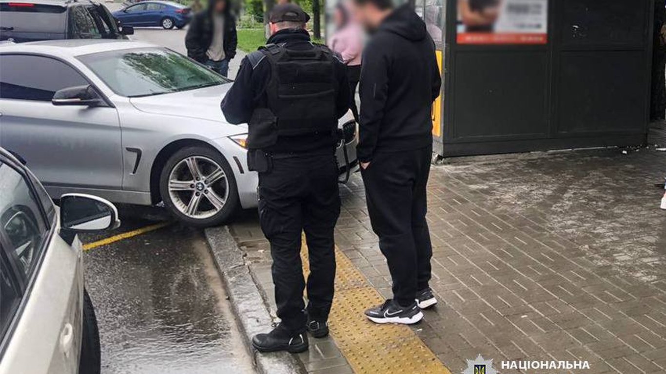 В Киеве водитель на BMW влетел в транспортную остановку — пострадала женщина-военная