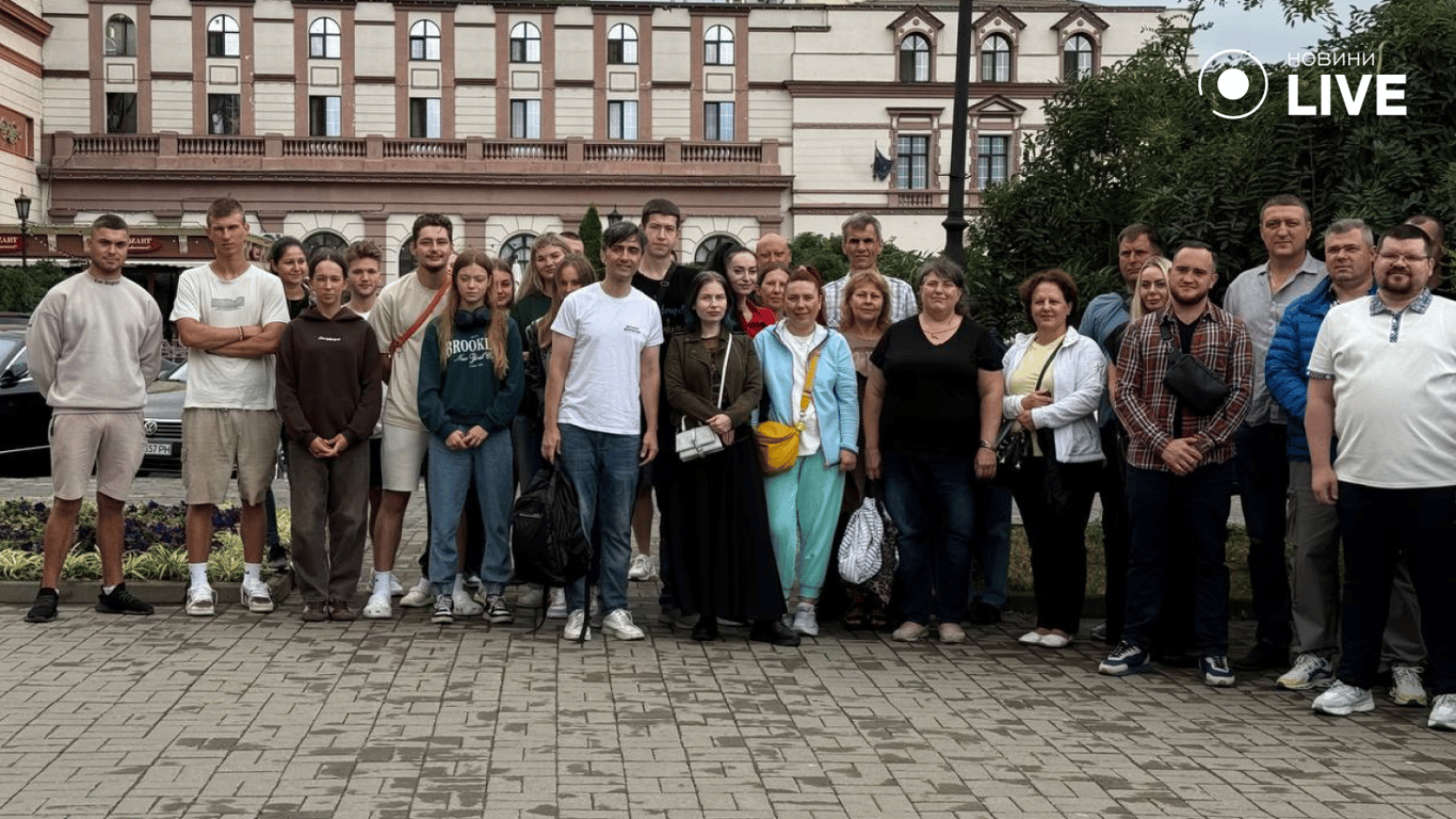 В Одесі біля Оперного з’явилося "Дзеркало Незалежності" - фото 3