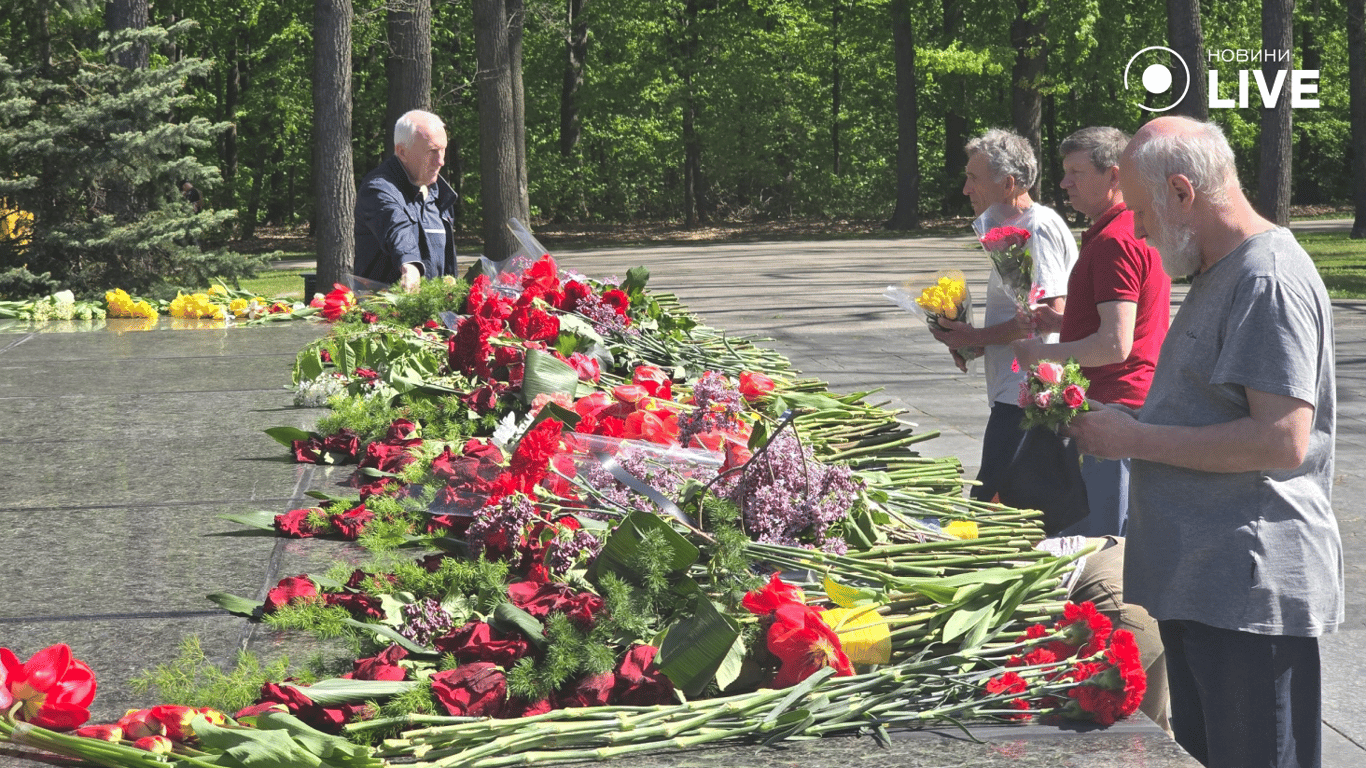 Букети квітів у підніжжі меморіалу у Харкові