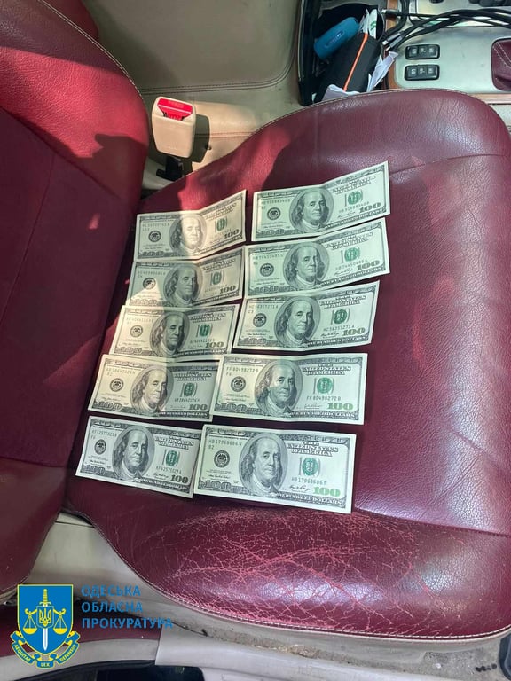 Отриманий хабар. Фото: Одеська обласна прокуратура