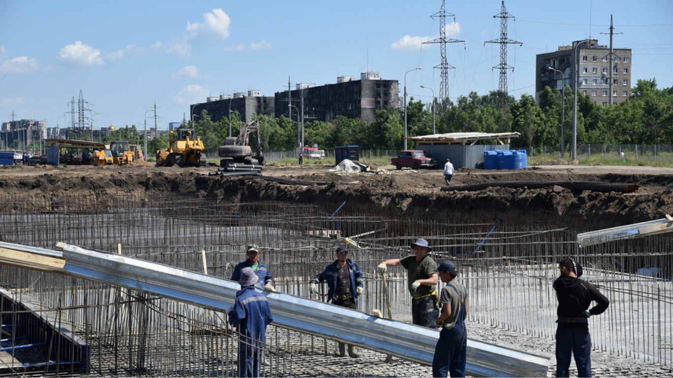 Війна в Україні - Маріуполь відбудовує компанія внука ексгенпрокурора Росії Юрія Чайки