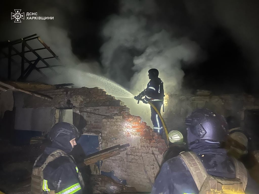 Рятувальники ліквідовують наслідки російських ударів в Харківській області