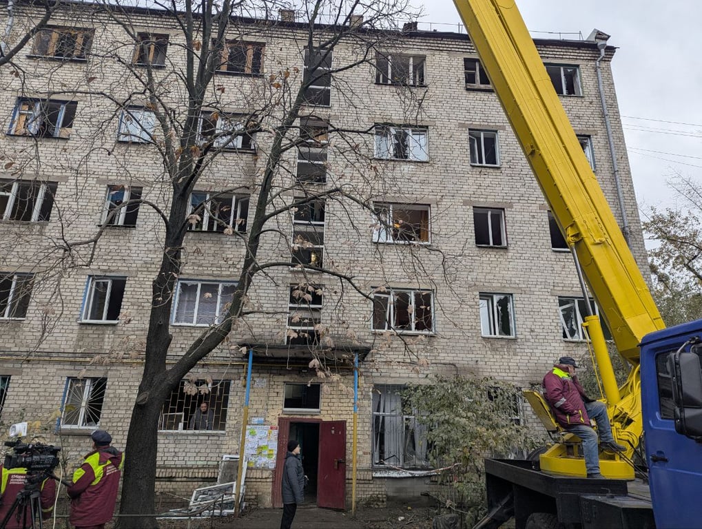 Київ пережив черговий нічний обстріл — фоторепортаж - фото 1