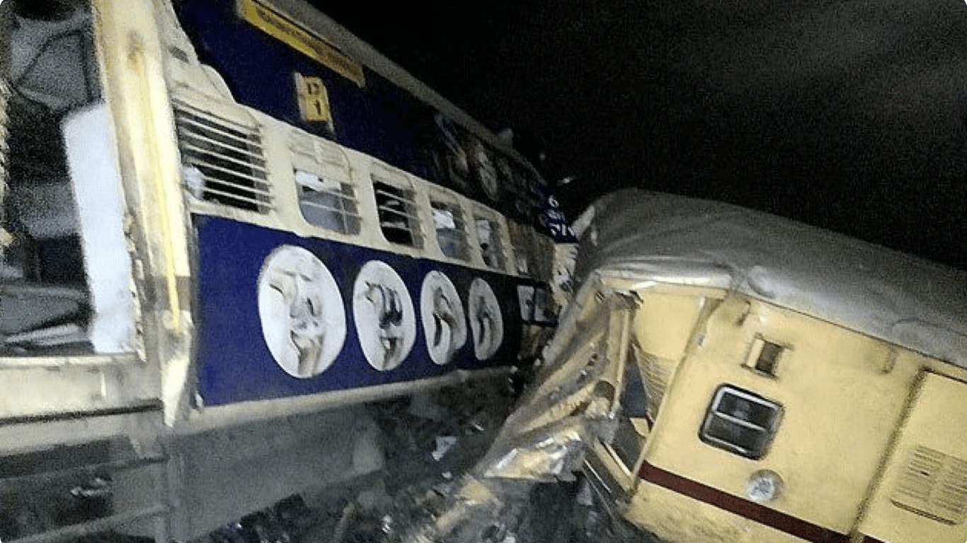 В Індії зіткнулися два пасажирські потяги, є загиблі та поранені