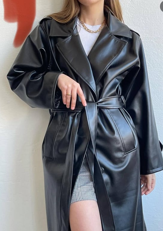 Шкіряний плащ має бути в гардеробі кожної