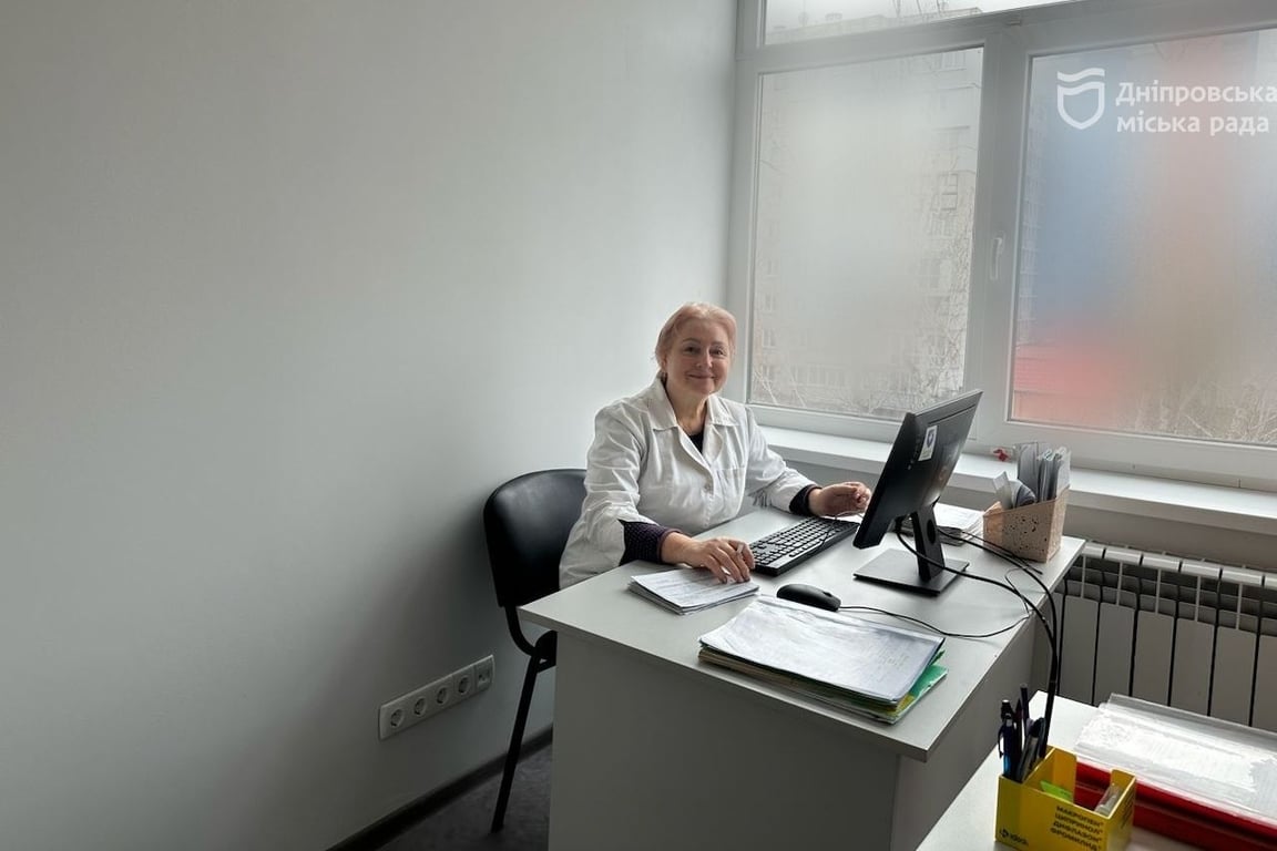 Лікарка медзакладу в Дніпрі в кабінеті з ремонтом