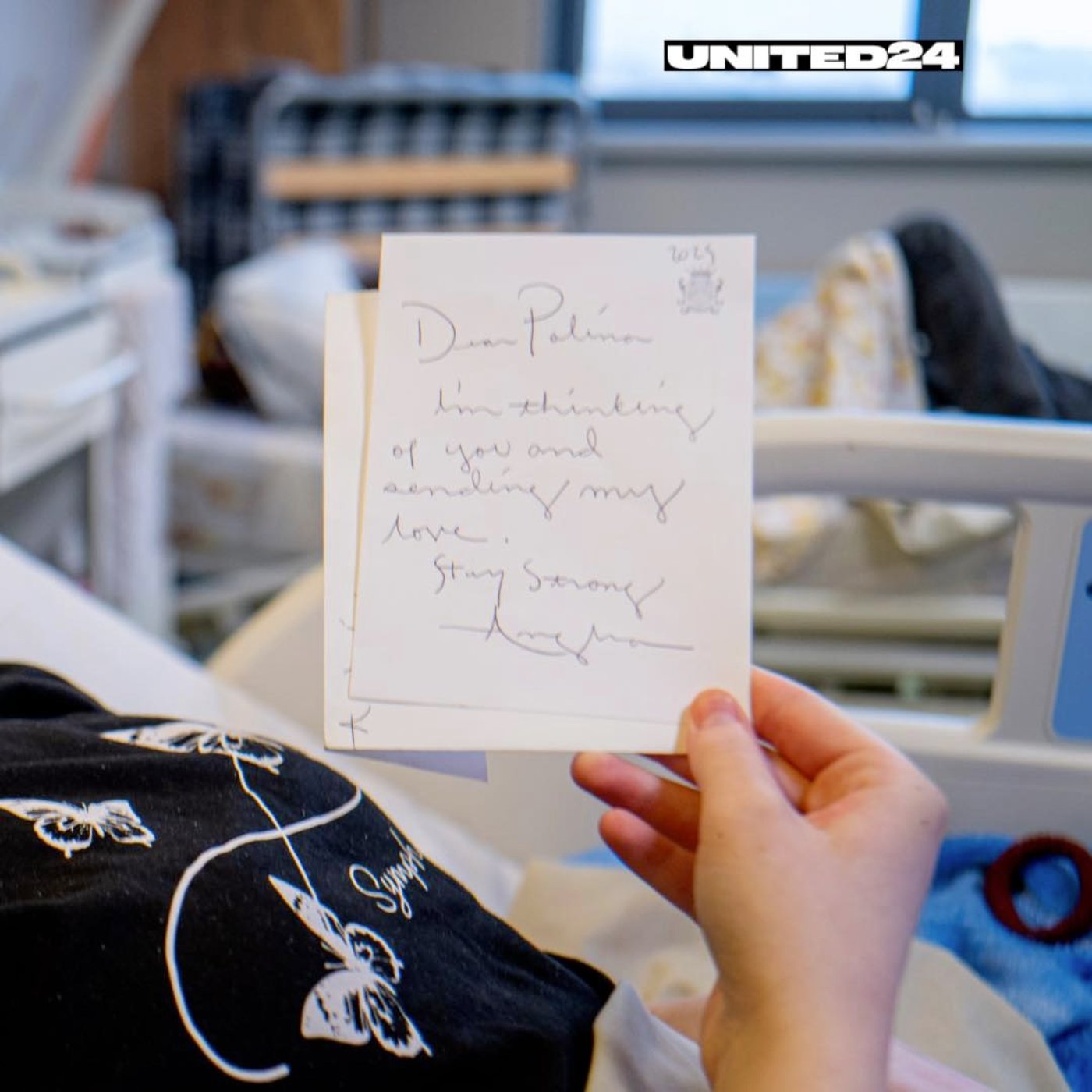 Анджеліна Джолі передала листівку 14-річній українці - фото