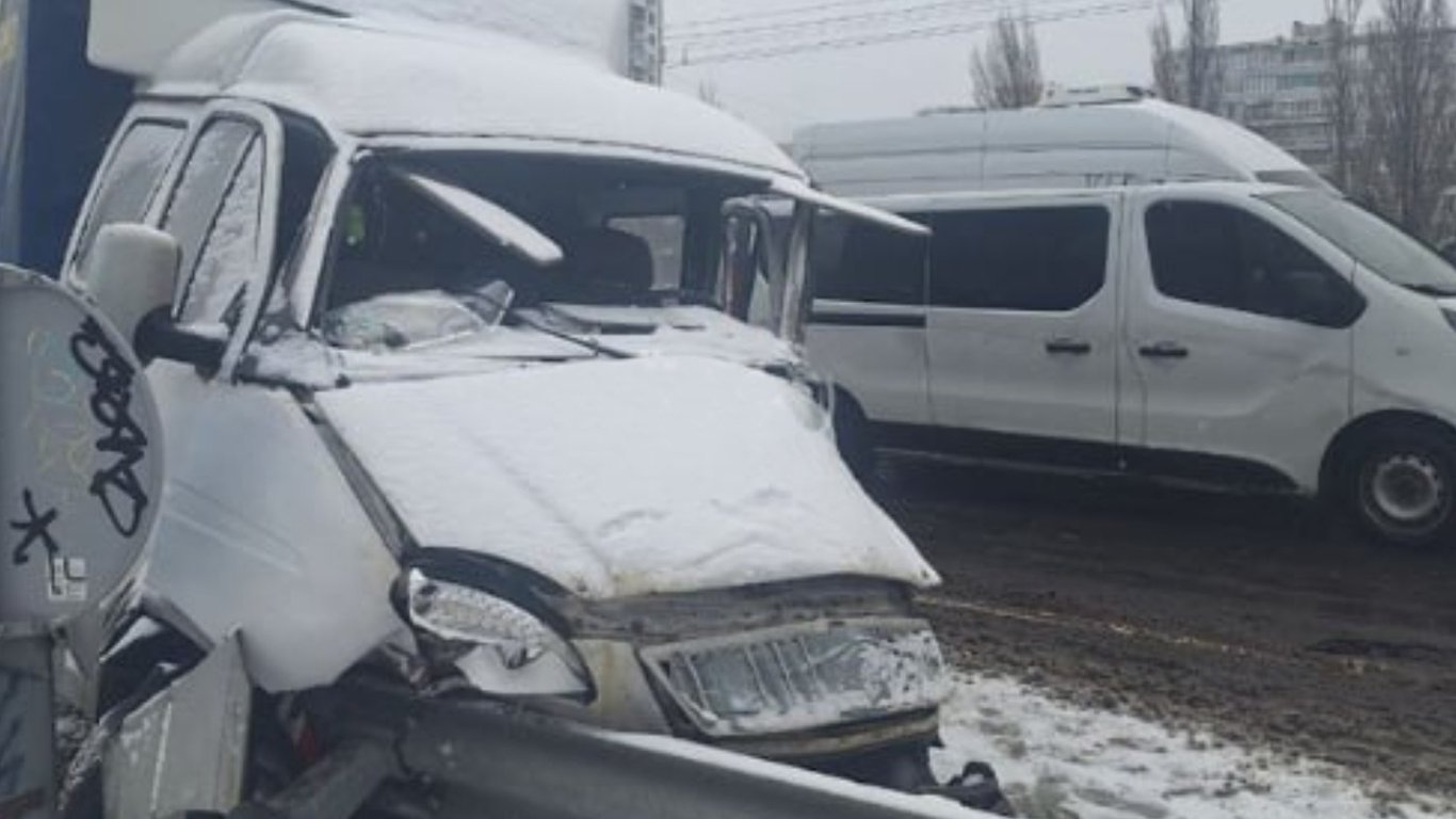 В Киеве возле моста Патона столкнулись два грузовика
