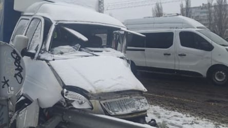 В Киеве возле моста Патона столкнулись два грузовика - 285x160