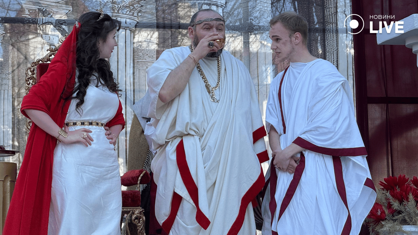 Костюми допомогли передати дух тієї епохи