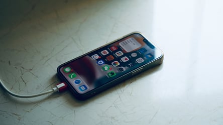 Експерти пояснили, чи можна залишати смартфон на зарядці на ніч - 285x160