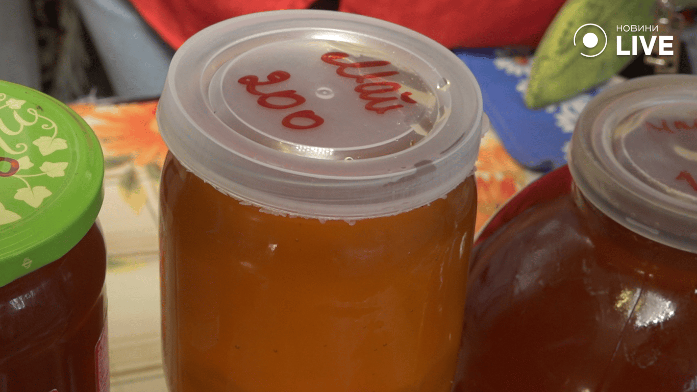 Мед на прилавку базара 