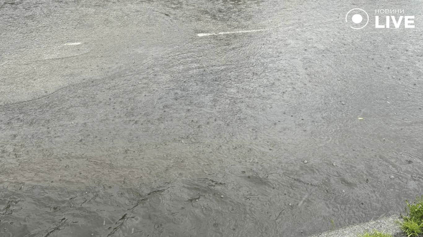 внаслідок дощу у Києві підтоплені вулиці