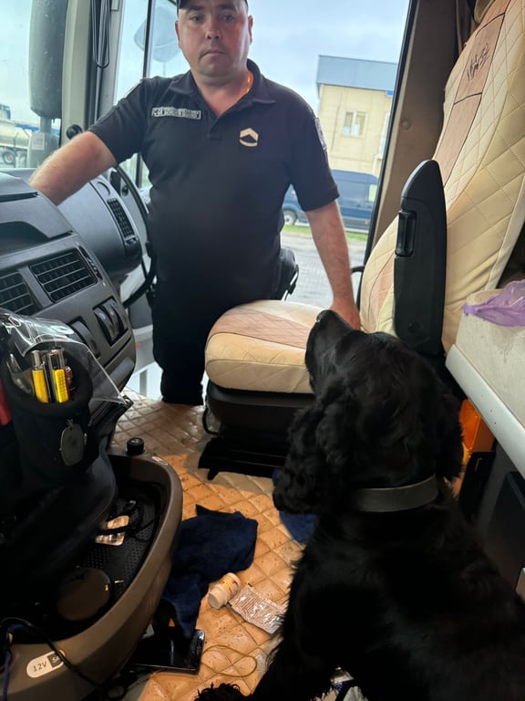 Хотів дати хабар прикордоннику — на Одещині затримали водія вантажівки з метамфетаміном - фото 1