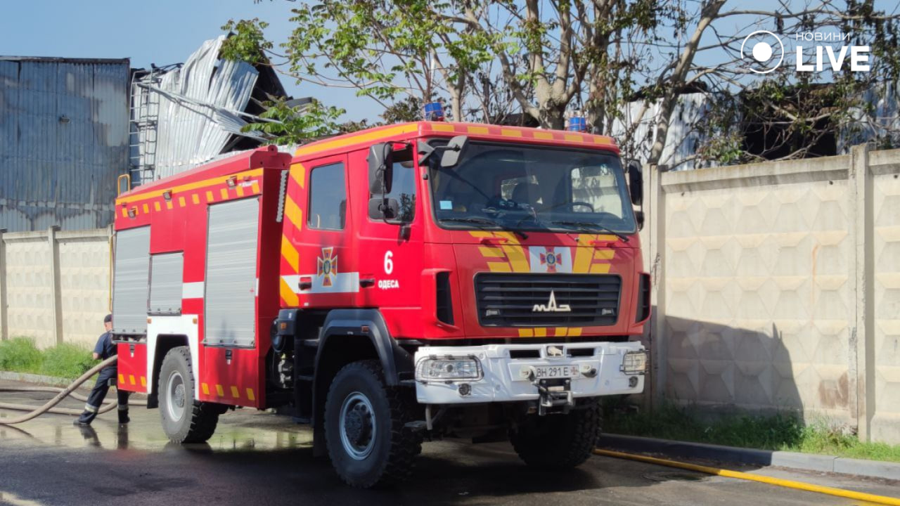 Рятувальники гасять місця загоряння на місці ракетного удару в Одесі 1 травня