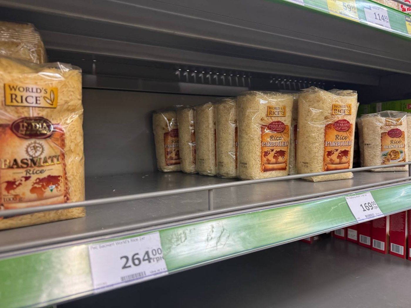 Полиці порожні, але не всюди: у Києві розкупили дешеві борошно та крупи - фото 2