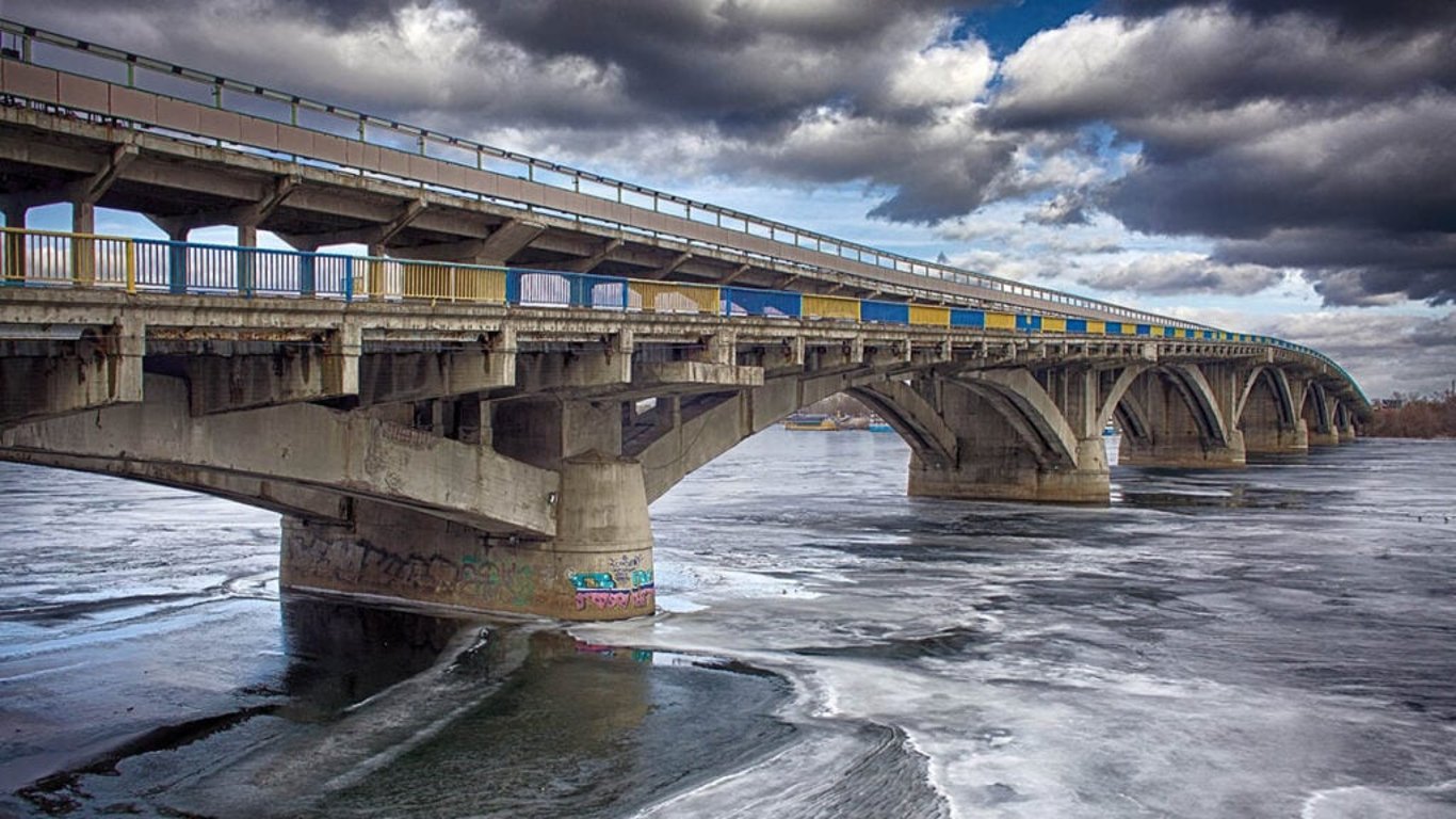 Стало відомо, що буде з аварійними мостами Метро та Патона у Києві