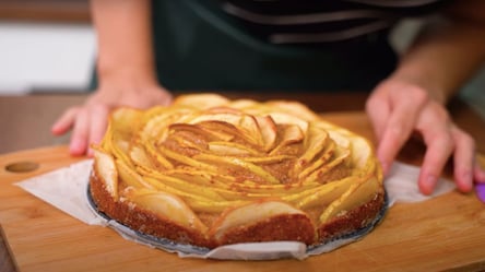 Рецепт яблучного пирога без борошна та масла — можна їсти на ніч - 285x160
