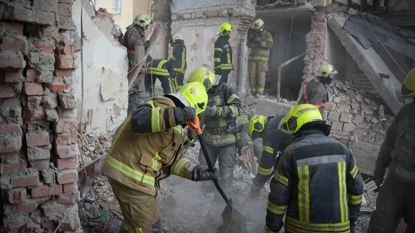 РФ вдарила КАБами по будинку Харкову: під завалами люди, є постраждалі