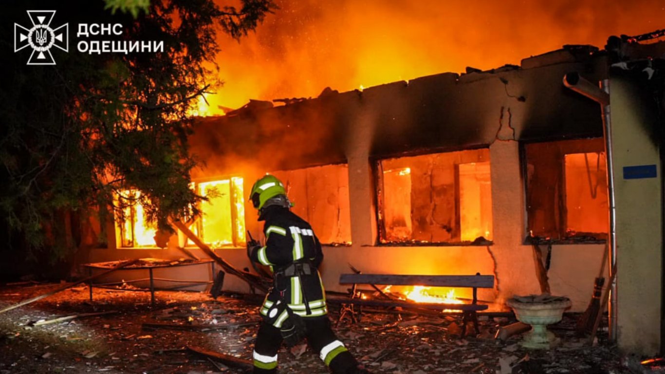 В ДСНС показали наслідки сьогоднішньої нічної ворожої атаки в Одесі