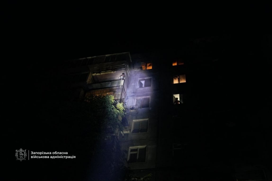 Пошкоджена багатоповерхівка у Запоріжжі після удару