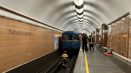 У Києві з-під вагону метро дістали чоловіка — в якому він стані - 290x160