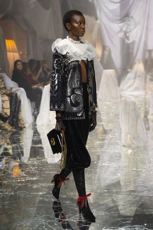 Капрі та туфлі на підборах з бантом