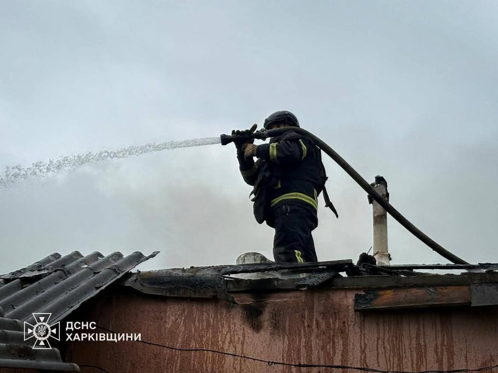 Рятувальник гасить вогонь