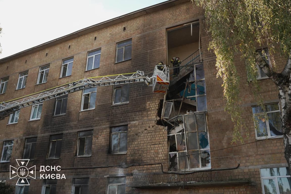 Удар дрона по школі в Києві
