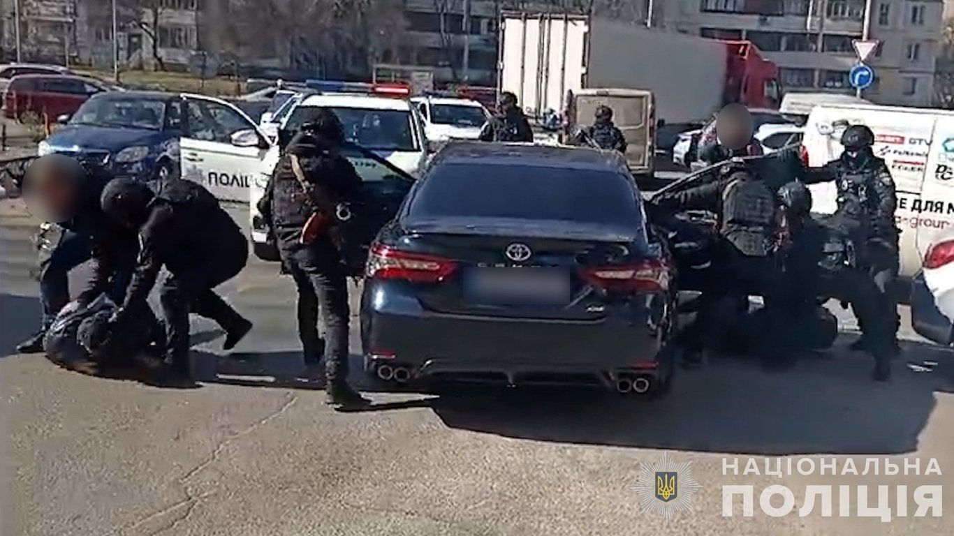 Прикрывались полицейскими и сотрудниками ТЦК – в Киеве полиция задержала мошенников