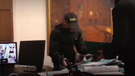 НАБУ нашло в кабинете энергетиков награду от Путина — фото - 290x166