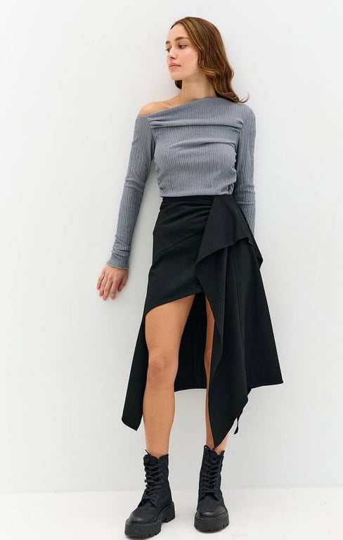 Довга спідниця з воланами може мати асиметричний вигляд