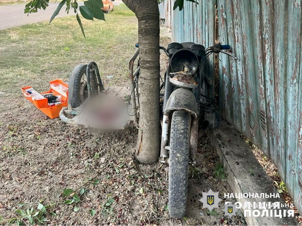 Мотоцикліст в'їхав в паркан — на Одещині сталася аварія з потерпілими - фото 1