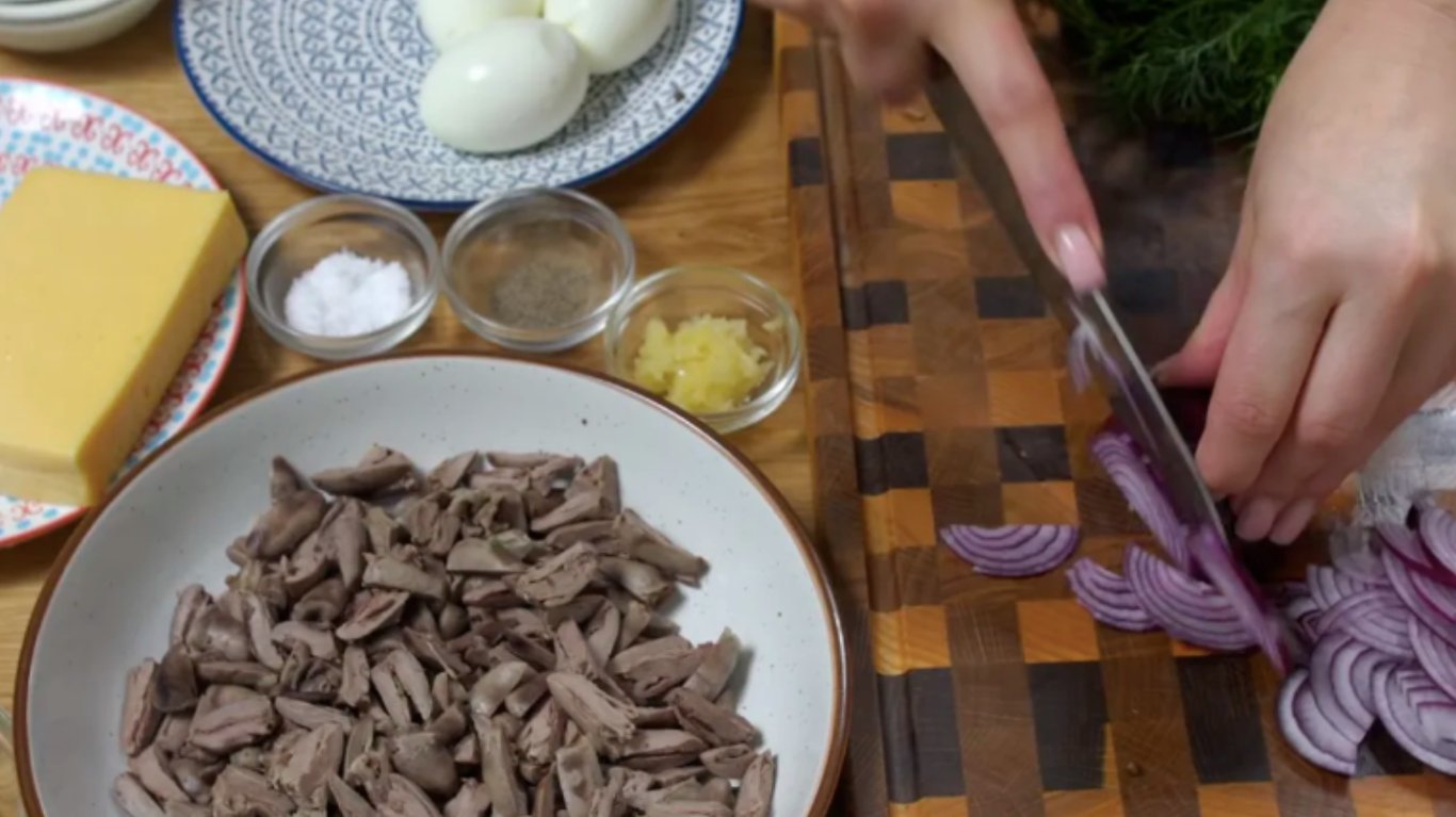 рецепт салату з курячими сердечками