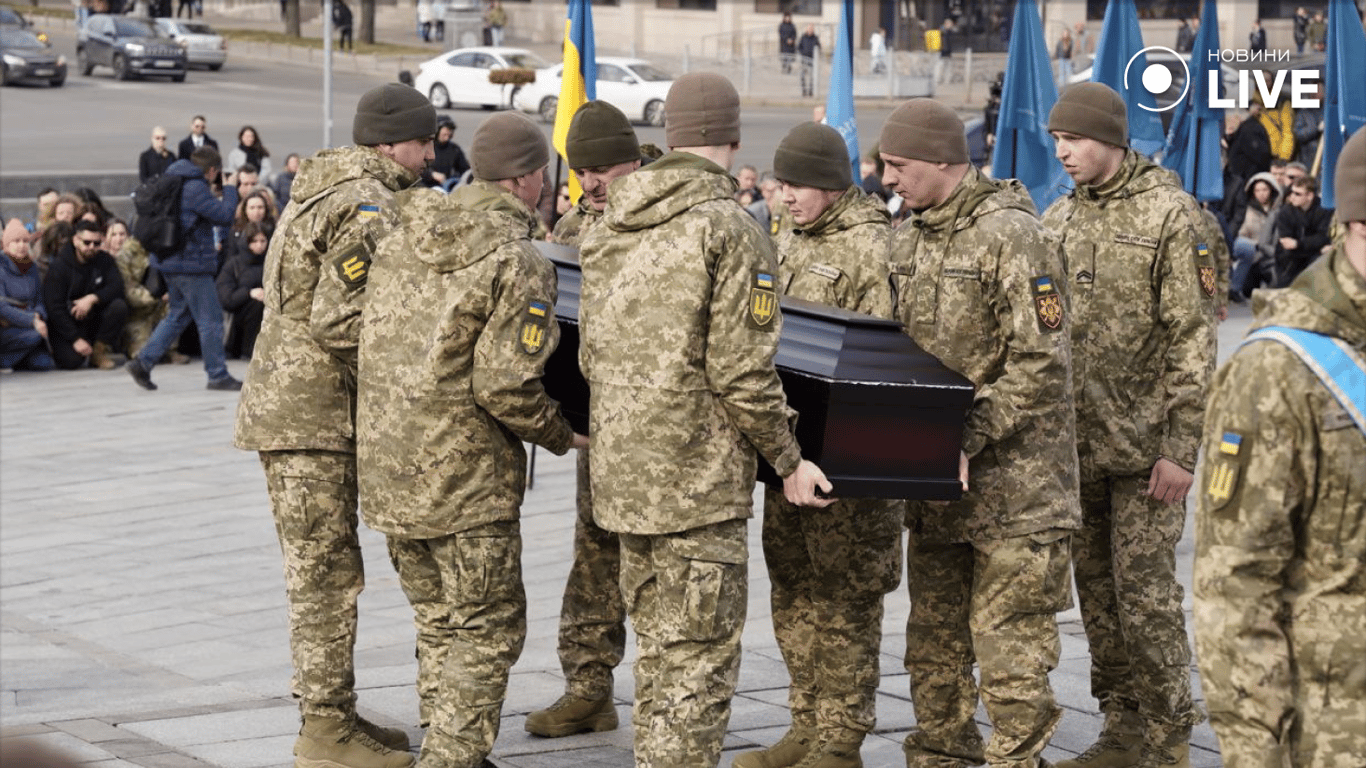 Військові несуть труну загиблого Василя Ратушного