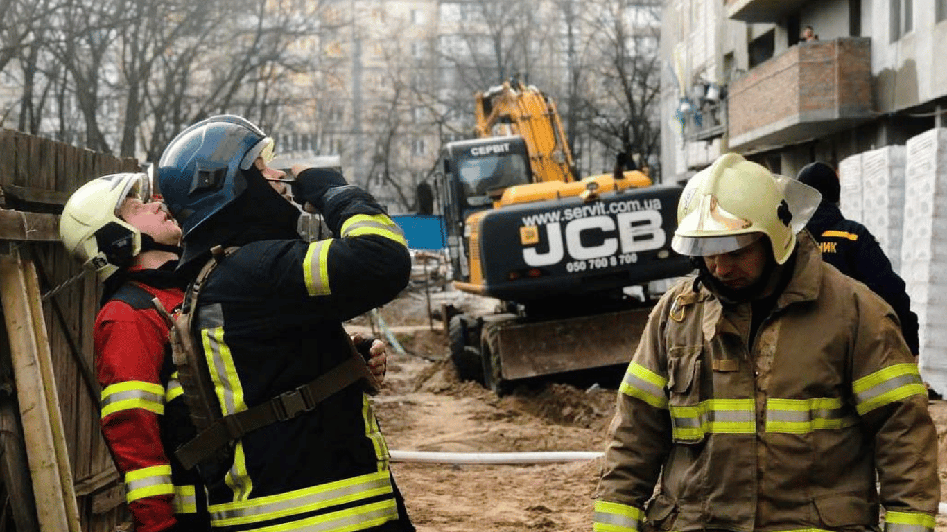 Из-под завалов в Киеве извлекли еще одно тело погибшего человека