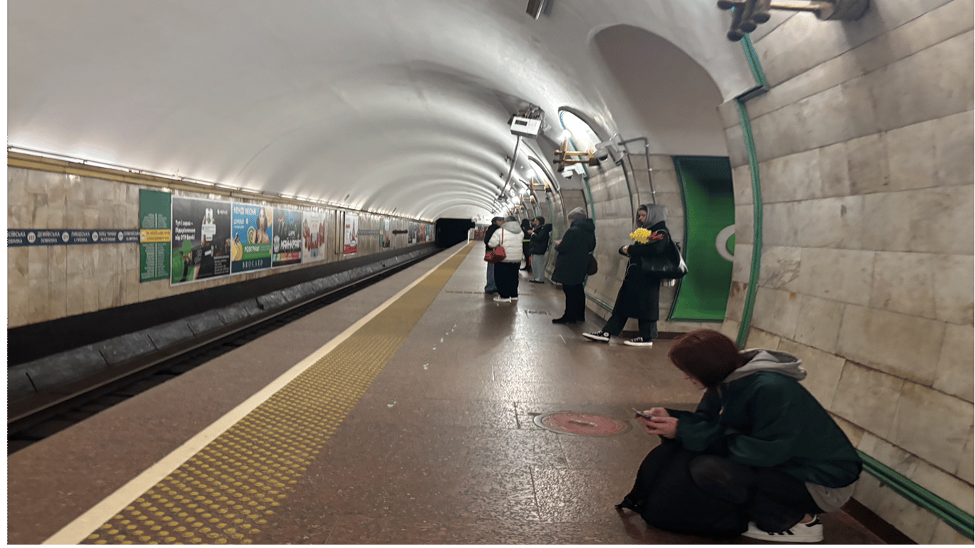 Поїздка у метро: що не можна робити, якщо річ впала на колії метро